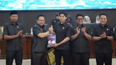 Hadiri Rapat Paripurna DPRD, Wabup Gowa Serahkan Ranperda Pertanggungjawaban APBD 2025
