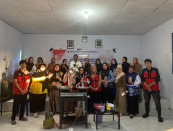 Dorong Kemandirian Ekonomi Desa, Mahasiswa KKN Unhas Latih Warga Kelurahan Batu Olah Abon Cakalang