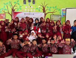 Kreatif dan Edukatif, Mahasiswa KKN-T Unhas Sulap Tutup Botol Plastik Jadi Eco Keychain di SDN 1 Rijang Panua