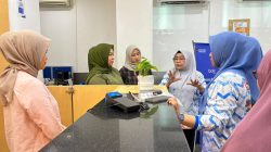 Jelang Kebijakan 1 Agustus, TP PKK, Dekranasda, dan Pokja Bunda PAUD Makassar Door to Door Edukasi Pemilahan Sampah
