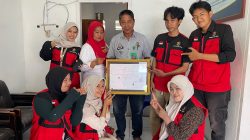 Dukung Layanan Publik, Mahasiswa Arsitektur Unhas Serahkan Denah Eksisting Kantor Lurah Batu Sidrap