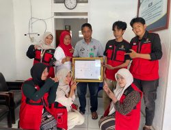 Dukung Layanan Publik, Mahasiswa Arsitektur Unhas Serahkan Denah Eksisting Kantor Lurah Batu Sidrap