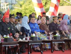 Munafri-Aliyah Kenakan Pakaian Adat di Upacara Penurunan Bendera HUT RI ke-81 Kota Makassar