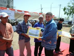 Munafri Salurkan 2.000 Liter Pupuk dan Ribuan Kilogram Benih untuk Kelompok Tani Makassar