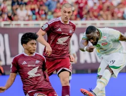 Drama VAR dan Penalti Ulang, PSM Makassar Tekuk Persebaya 1-0 di Parepare