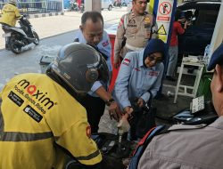 GAN Sulsel Bersama SATBRIMOB POLDA Sulsel Bagikan BBM Gratis untuk Komunitas Ojol